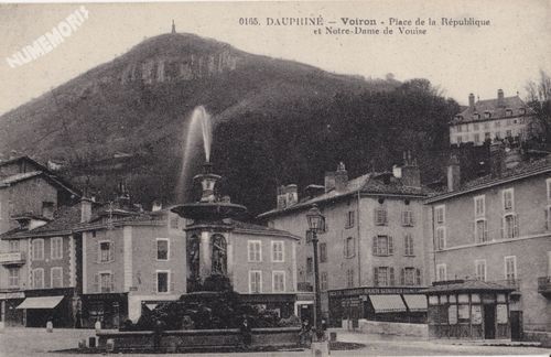 0165 Dauphin&eacute; Voiron place de la R&eacute;publique et Notre-Dame de Vouise