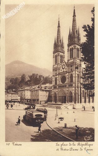 010 Voiron la place de la R&eacute;publique et Notre-Dame de Vouise