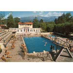 Q1560 Voiron-Chartreuse (Is&egrave;re) la piscine et le massif de la Grande Sure (1929 m)