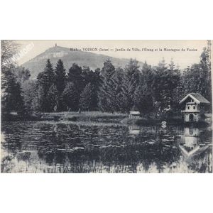2643 Voiron (Is&egrave;re) jardin de ville, l'&eacute;tang et la montagne de Vouise