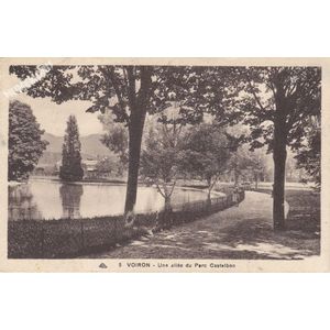 005 Voiron une all&eacute;e du parc Castelbon