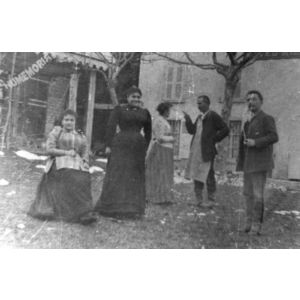 Charavines : devant l'h&ocirc;tel Millat