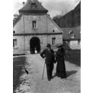 sortie devant le portail du monast&egrave;re