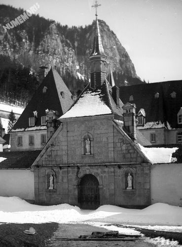 grand portail du monast&egrave;re