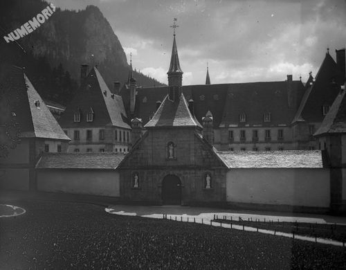 grand portail du monast&egrave;re de la grande chartreuse