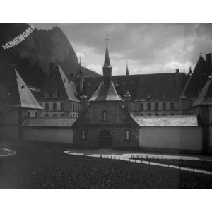 grand portail du monast&egrave;re de la grande chartreuse