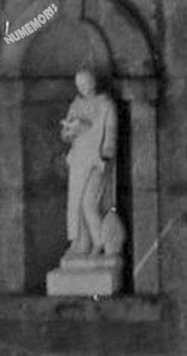 statue