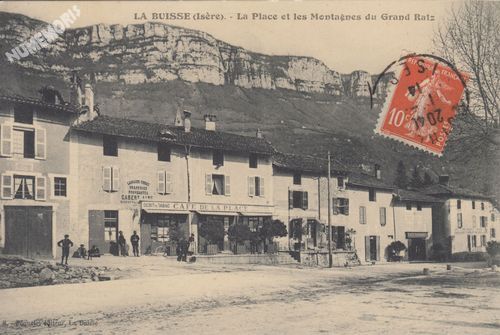 la Buisse (Is&egrave;re) la place et les montagnes du Grand-Ratz