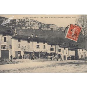la Buisse (Is&egrave;re) la place et les montagnes du Grand-Ratz