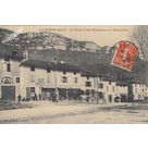 la Buisse (Is&egrave;re) la place et les montagnes du Grand-Ratz