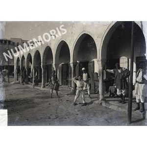 rue avec arcades en Afrique du Nord