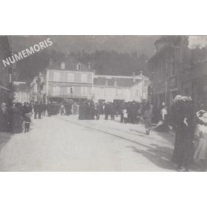 Saint Laurent du Pont- F&ecirc;te Place de la Fontaine en 1910- recto