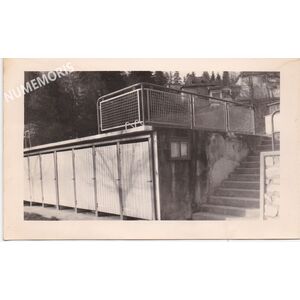 L'escalier vers le bassin de la piscine municipale